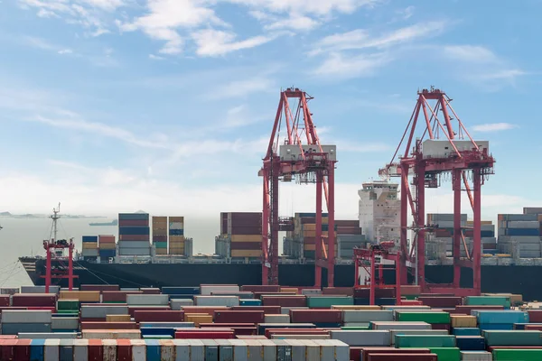 Industriële is met containers Shanghai Yangshan diepwater haven een diep water poort voor containerschepen in Hangzhou Baai ten zuiden van Shanghai China. — Stockfoto