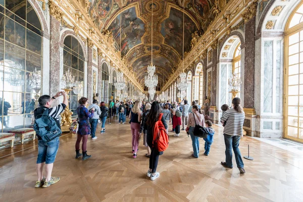 VERSAILLES, FRANCE - May 07, 2016 : Many tourist visiting Hall o — Stock Photo, Image