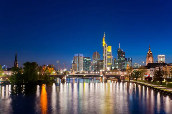 Ciudad de Fráncfort del Meno skyline por la noche, Frankfurt, Alemania . —  Fotos de Stock