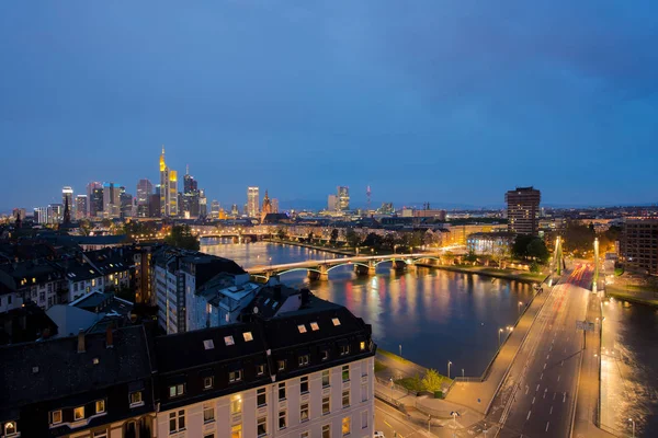 De skyline van de stad Frankfurt am Main's nachts, Frankfurt, Duitsland. — Stockfoto