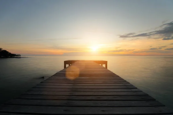 Molo di legno tra il tramonto a Phuket, Thailandia. Estate, Viaggi , — Foto Stock