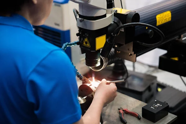 Arbeiter schweißen Reparaturwerkzeug und Werkzeugteil mit Laserschweißmaschine — Stockfoto
