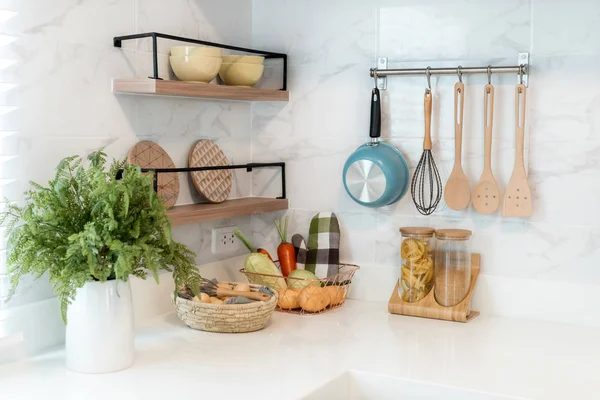 Utensili da cucina in legno, accessori per chef. Hanging cucina in rame — Foto Stock