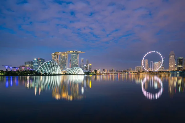 新加坡商务区天际晚上在滨海湾，星 — 图库照片