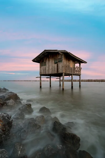 Antigua casa a orillas del mar en la provincia de Samutsakorn, centro de Tailandia —  Fotos de Stock