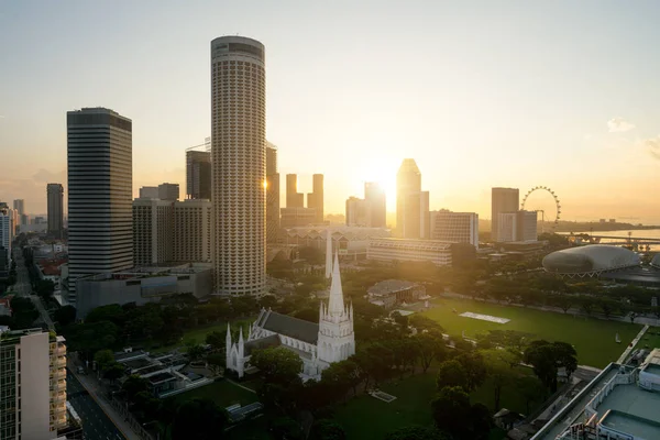 Alba a Singapore skyline quartiere degli affari e cielo di Singapore — Foto Stock