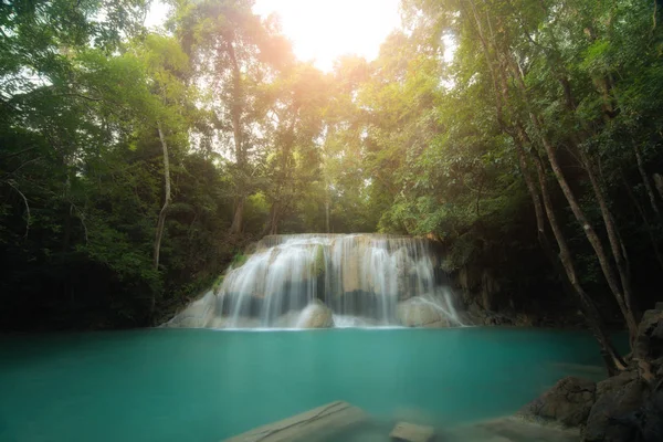 Erawan водоспад є красивий водоспад у лісі весна в ка — стокове фото