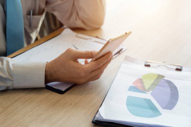 Kafe iç ve hol çalışan üst düzey iş adamı Close-Up