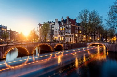Amsterdam kanalları gece. Amsterdam çok sermaye ve en 