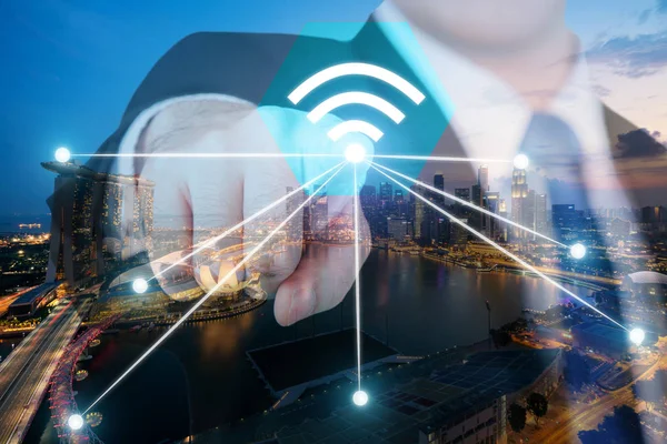 都市とネットワークの接続概念で実業家プッシュ wifi のアイコン — ストック写真