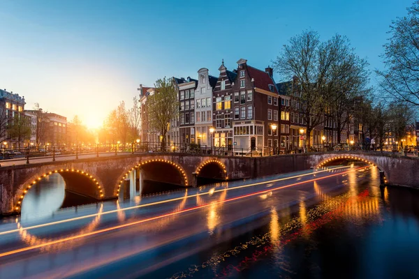 Amsterdam kanalları gece. Amsterdam çok sermaye ve en 