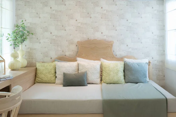 Nappali kanapéval és színes párna a nappaliban: nappali otthon — Stock Fotó