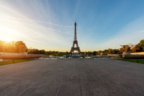 Salida del sol en la Torre Eiffel en París, Francia. Torre Eiffel es famosa — Foto de Stock