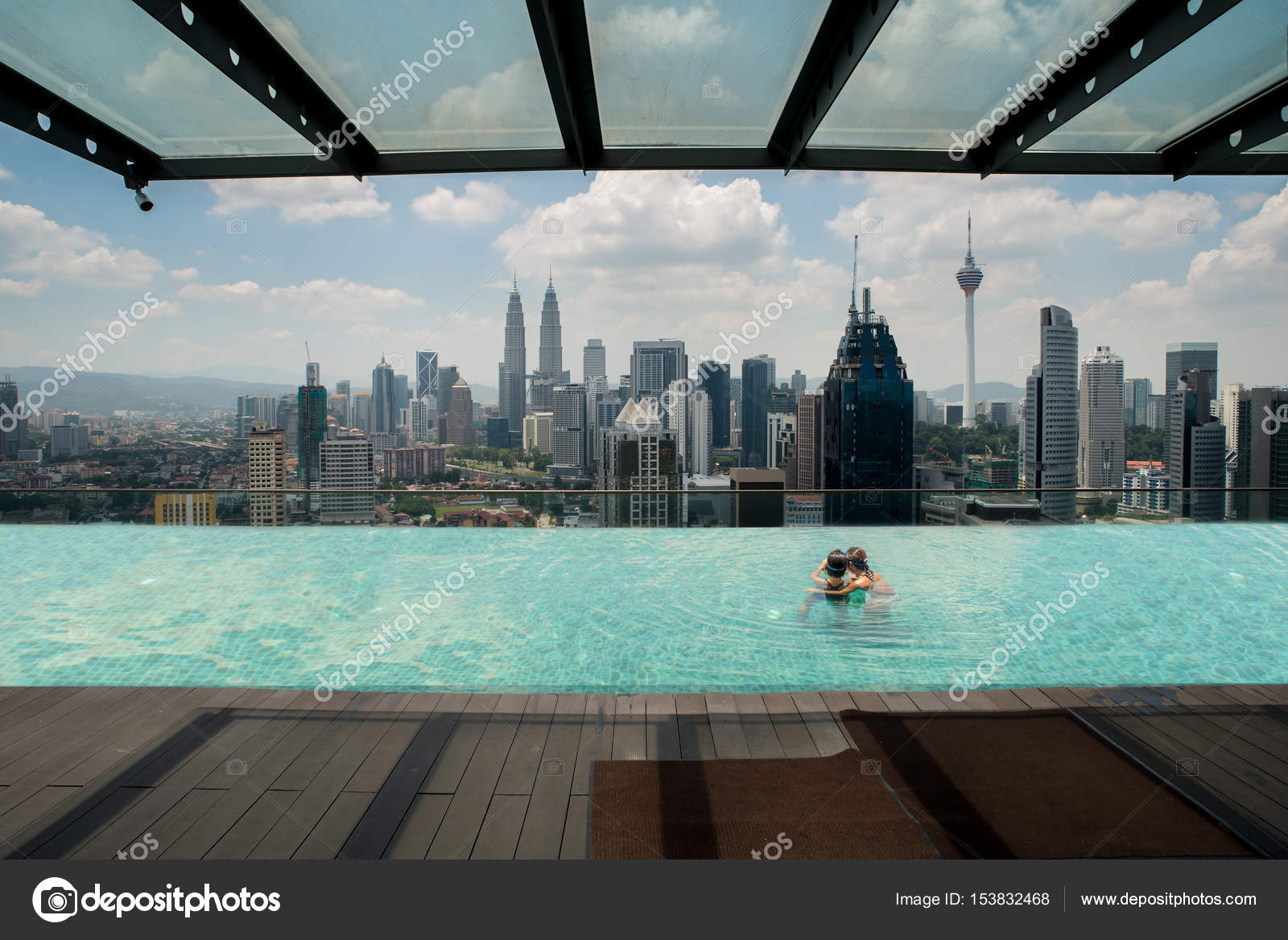 Piscina sul tetto con vista sulla città kuala lumpur — foto stock ... Piscina sul tetto