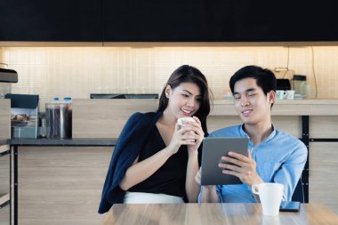 Web sörf / dijital tablet vasıl arıyorum genç Asyalı Çift