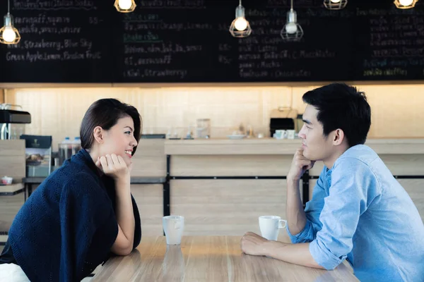 Namoro num café. Belo casal amante asiático sentado em um café — Fotografia de Stock