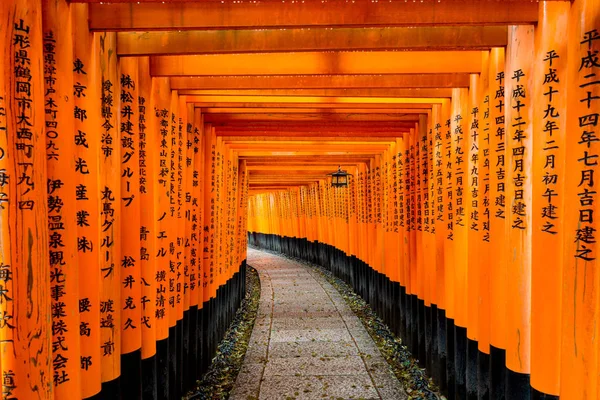 Tori czerwona brama fushimi inari sanktuarium w Kioto, Japonia. — Zdjęcie stockowe