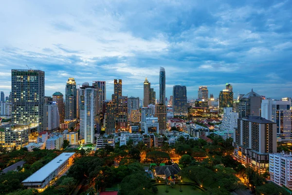 Luftaufnahme der Skyline Bangkoks bei Sonnenuntergang mit Wolkenkratzern o — Stockfoto