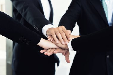 İş ortakları toplantısında eller yığını yapma kapatın. B