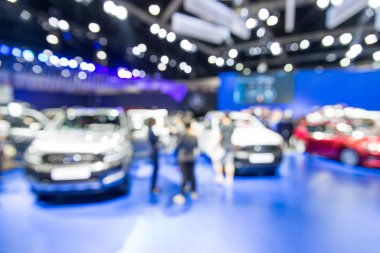 Yeni araba showroom görüntülenen arka plan bulanık. Araba satıcısı.