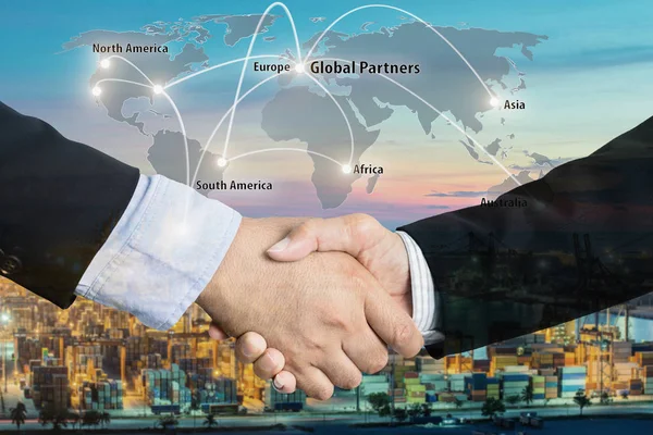 Подвійна експозиція рукостискання бізнесмена з глобальною частиною Map — стокове фото