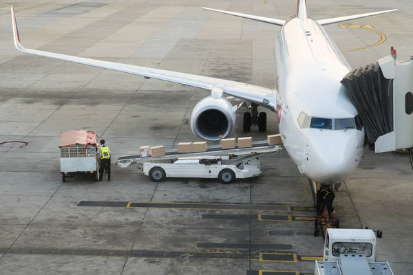 A carregar carga no avião no aeroporto. Carregamento do avião de carga ou — Fotografia de Stock