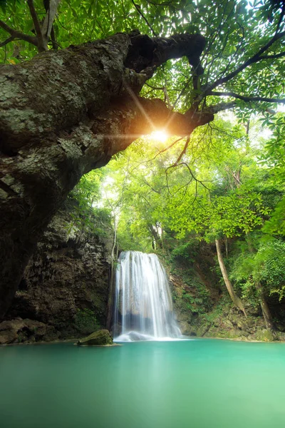 Erawan водоспад є красивий водоспад у лісі весна в ка — стокове фото