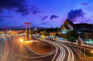 Bangkok, Tayland gece Wat Suthat Tapınağı ile dev salıncak
