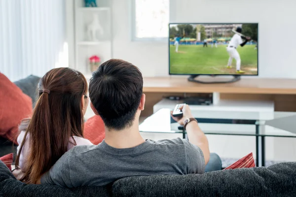 Jonge Aziatische paar waching honkbal sport op tv thuis — Stockfoto