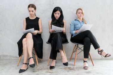 Grup casual elbise ile Asya ve çok ırklı iş insan 