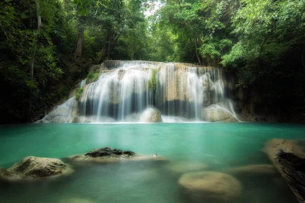 Cachoeira Erawan é uma bela cachoeira na floresta de primavera em Ka — Fotografia de Stock
