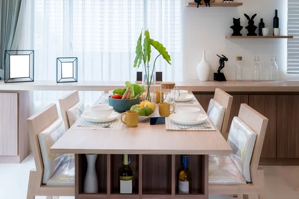 Wooden table and chair in modern dinning room at home. Interior — Stock Photo, Image