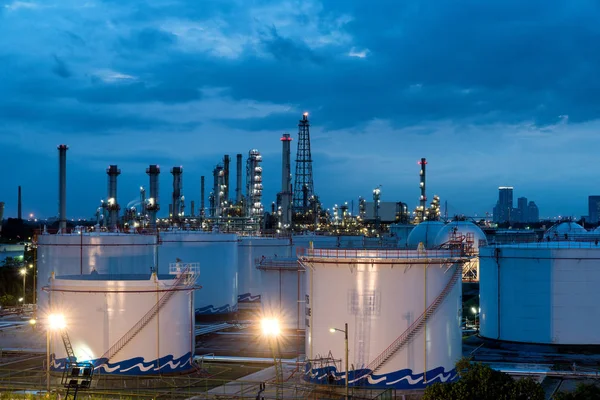 Paesaggio dell'industria della raffineria di petrolio con serbatoio di stoccaggio del petrolio vicino — Foto Stock