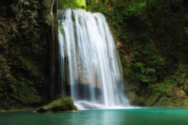 Cachoeira Erawan é uma bela cachoeira na floresta de primavera em Ka — Fotografia de Stock