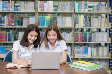 Çalışma ve eğitim ben dizüstü bilgisayar ile Asya mutlu öğrenciler