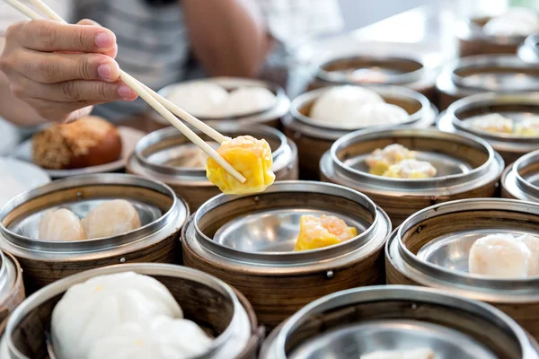 Chino streamed dumpling en cesta de bambú en la mesa en chino r —  Fotos de Stock