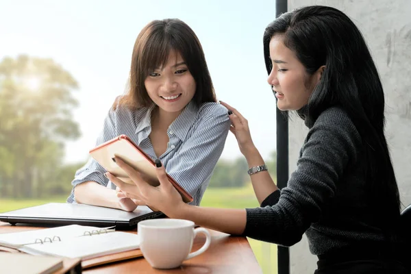 Duas mulheres de negócios asiáticas trabalhando em conjunto com tablet digital em — Fotografia de Stock
