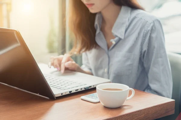 Жінка використовує ноутбук під час перерви на каву, руки крупним планом — стокове фото