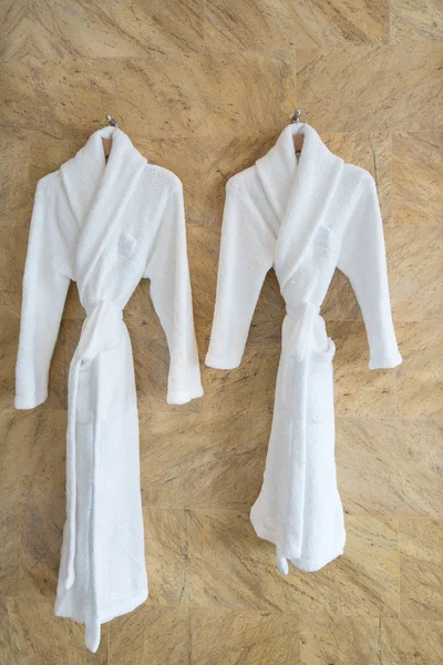 Bilden av par vita badrockar på en galge i badrum. — Stockfoto