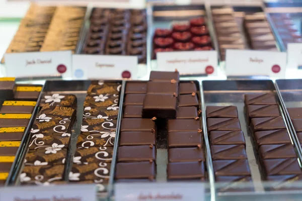Choklad tryffel, godis och sötsaker lagra på showcase i själva verket — Stockfoto