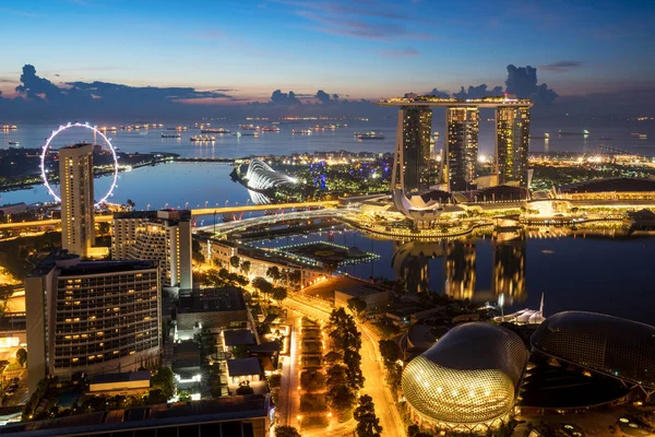 Singapore Marina Bay vista sul tetto con grattacieli urbani vicino — Foto Stock
