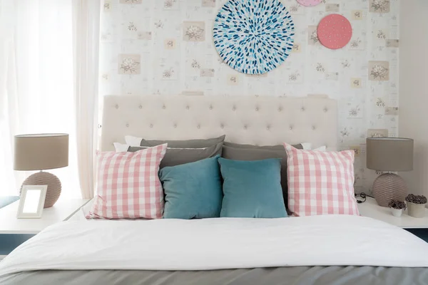 Интерьер Белой спальни с двуспальной кроватью и цветными подушками в час — стоковое фото