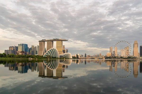 Skyline de Singapur, Bahía Marina de Singapur por la mañana, Singapur con reflexión —  Fotos de Stock