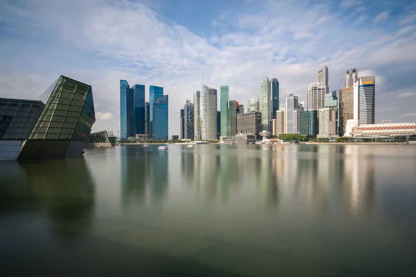 Singapur business district budova mrakodrap a odrážejí — Stock fotografie