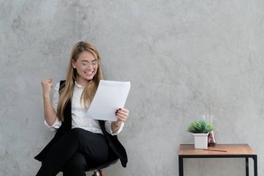 Büyüdü Evet mutlu işkadını jest el Letonyalı okuma