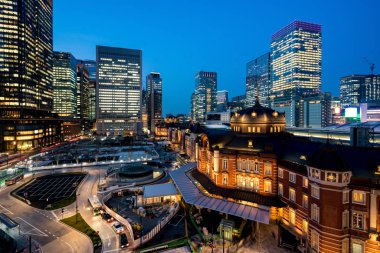 Tokyo tren istasyonu ve Tokyo highrise alacakaranlık ti bina