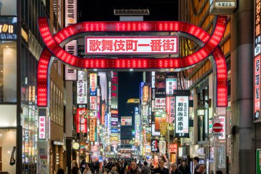 Tokyo, Japonya - 3 Nisan 2017: Shinjuku gece hayatı. Shinjuku ben