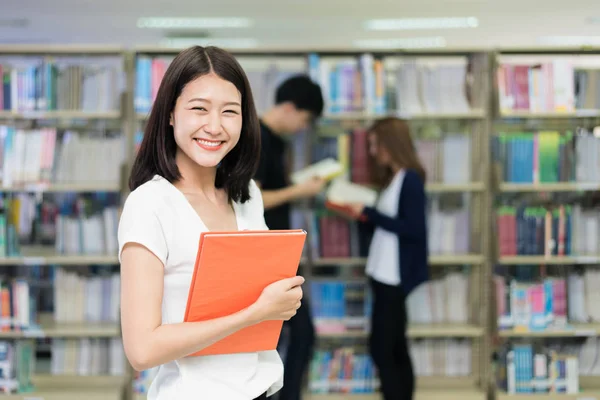 Grupo de estudantes asiáticos estudando juntos na biblioteca da universi — Fotografia de Stock