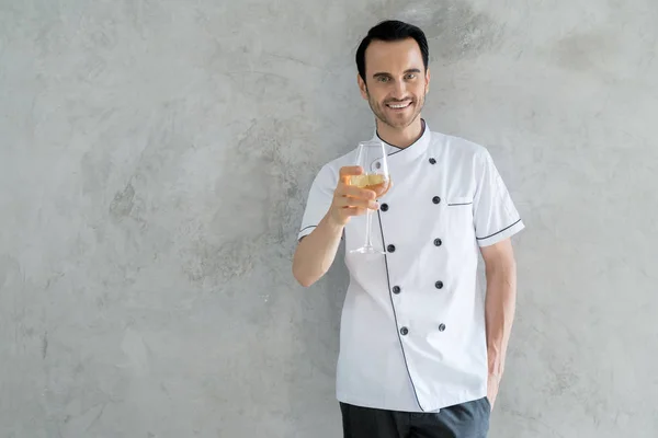 Retrato del hombre caucásico cocinero sosteniendo una copa de vino blanco. Sh. — Foto de Stock