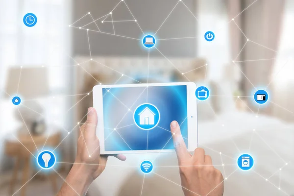Hand använda smartphone till smart hem app på mobilen för ...